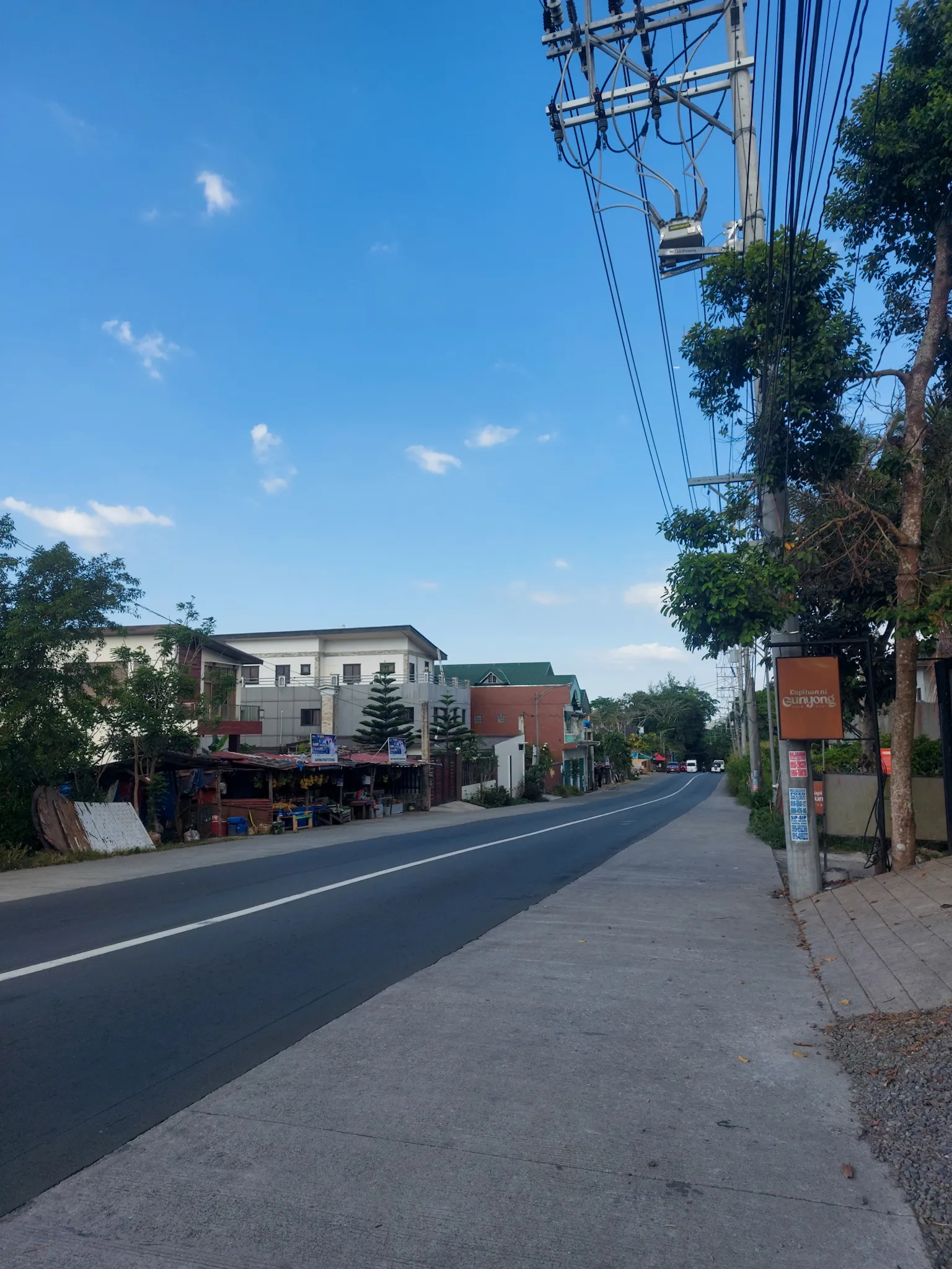 Photo taken during the height of the recent gas hikes. The empty roads were apocalyptic somehow, especially given how horrendous Tagaytay traffic has been in the past few years.